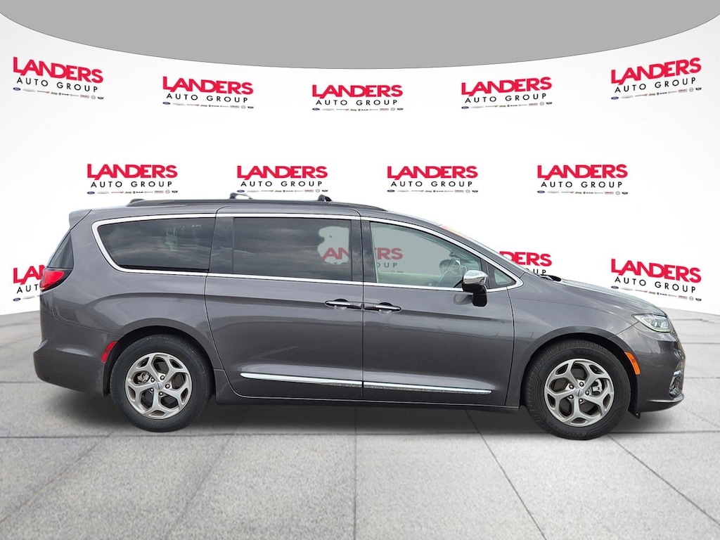 Used 2023 Chrysler Pacifica Limited Limited FWD