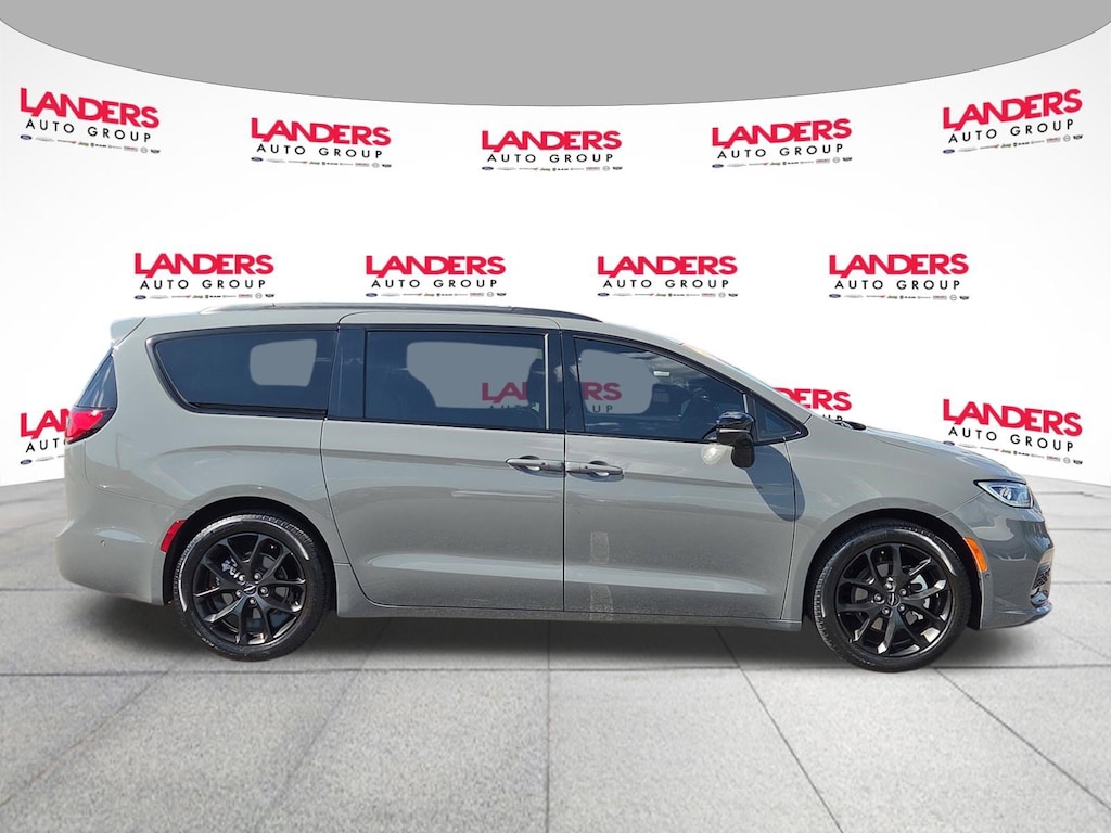 Used 2024 Chrysler Pacifica Limited Limited FWD