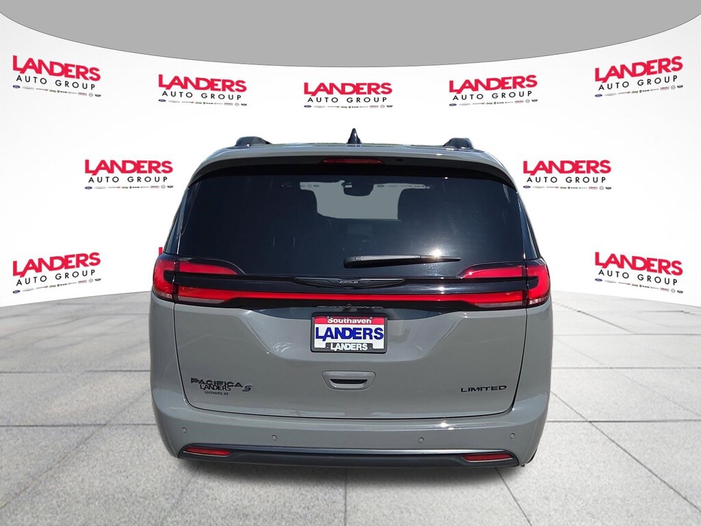 Used 2024 Chrysler Pacifica Limited Limited FWD