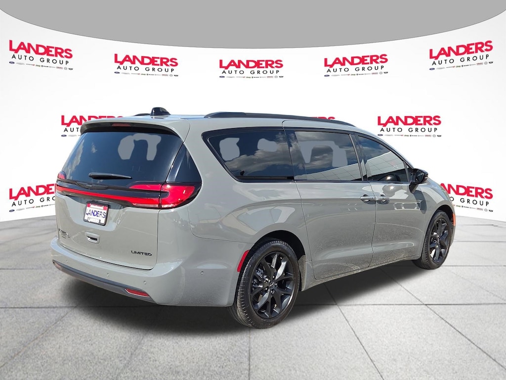 Used 2024 Chrysler Pacifica Limited Limited FWD