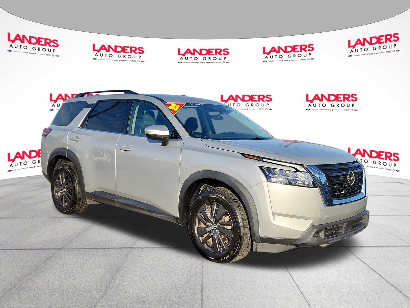 2022 Nissan Pathfinder SV's photo