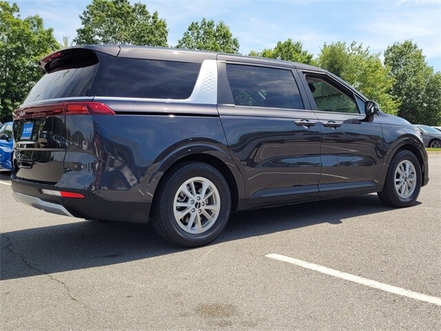 2024 Kia Carnival LX photo 2