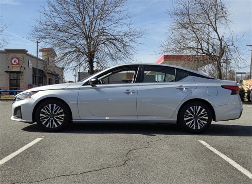 Used 2024 Nissan Altima 2.5 SV Sedan