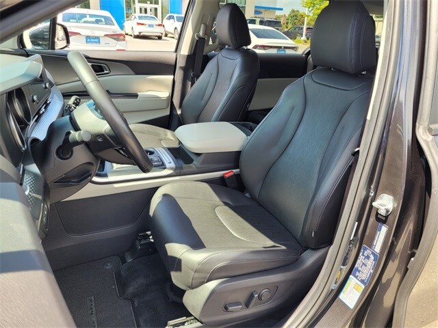 2024 Kia Carnival LX photo 3