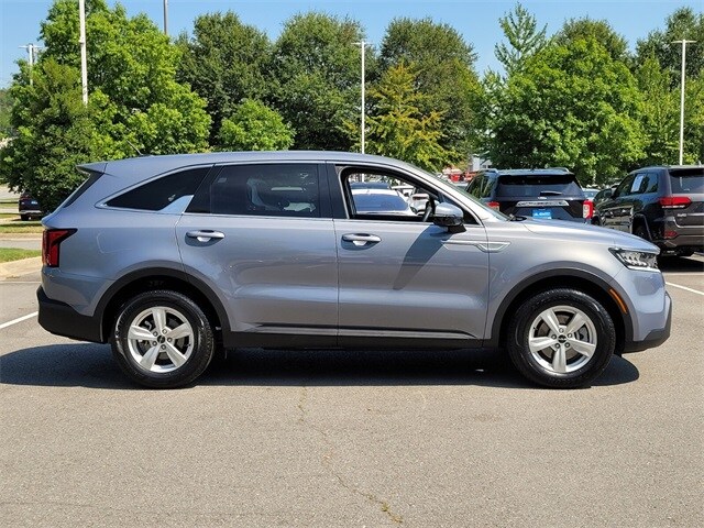 2023 Kia Sorento LX photo 2
