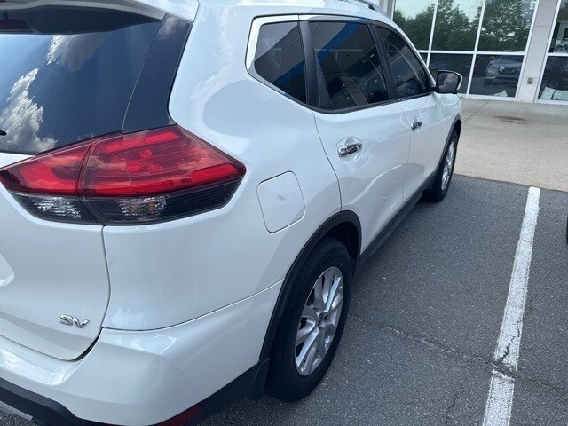 2017 Nissan Rogue SV photo 4