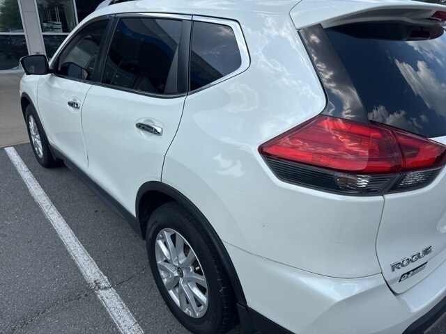 2017 Nissan Rogue SV photo 3