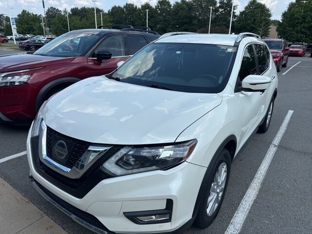 2017 Nissan Rogue SV photo 2