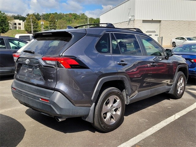 2022 Toyota RAV4 XLE photo 2