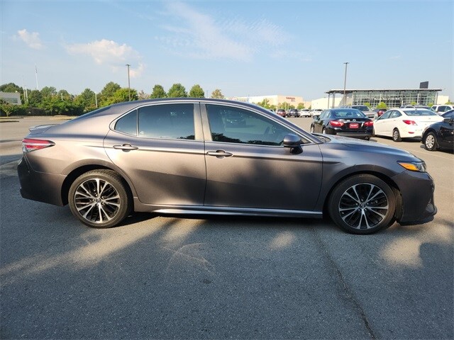 Used 2018 Toyota Camry SE with VIN 4T1B11HKXJU143884 for sale in Little Rock, AR