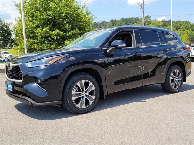 Used 2021 Toyota Highlander XLE with VIN 5TDGZRBH3MS548928 for sale in Little Rock, AR