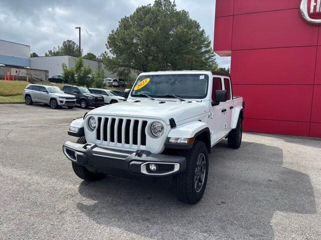 2023 Jeep Gladiator Overland photo 2