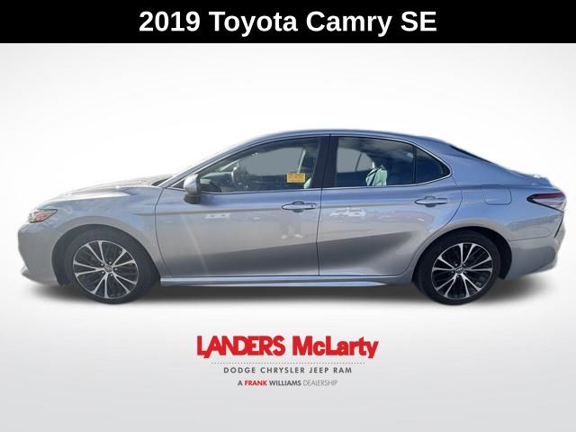 2019 Toyota Camry SE photo 3