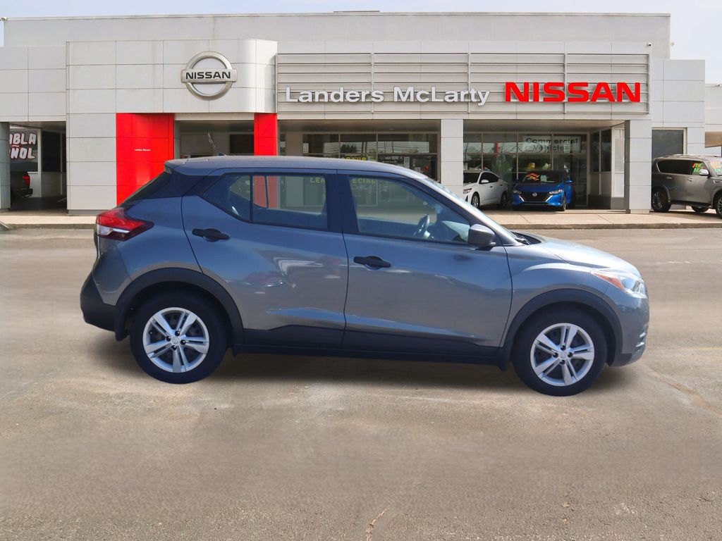 2020 Nissan Kicks S photo 2
