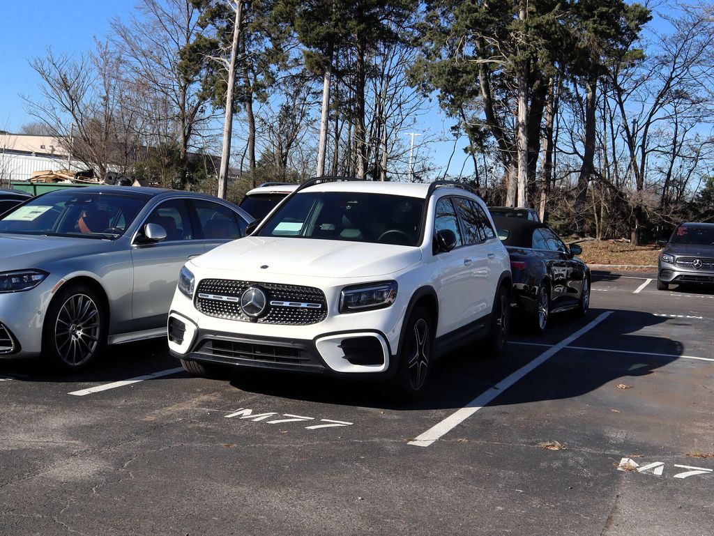 2025 Mercedes-Benz GLB Base's photo