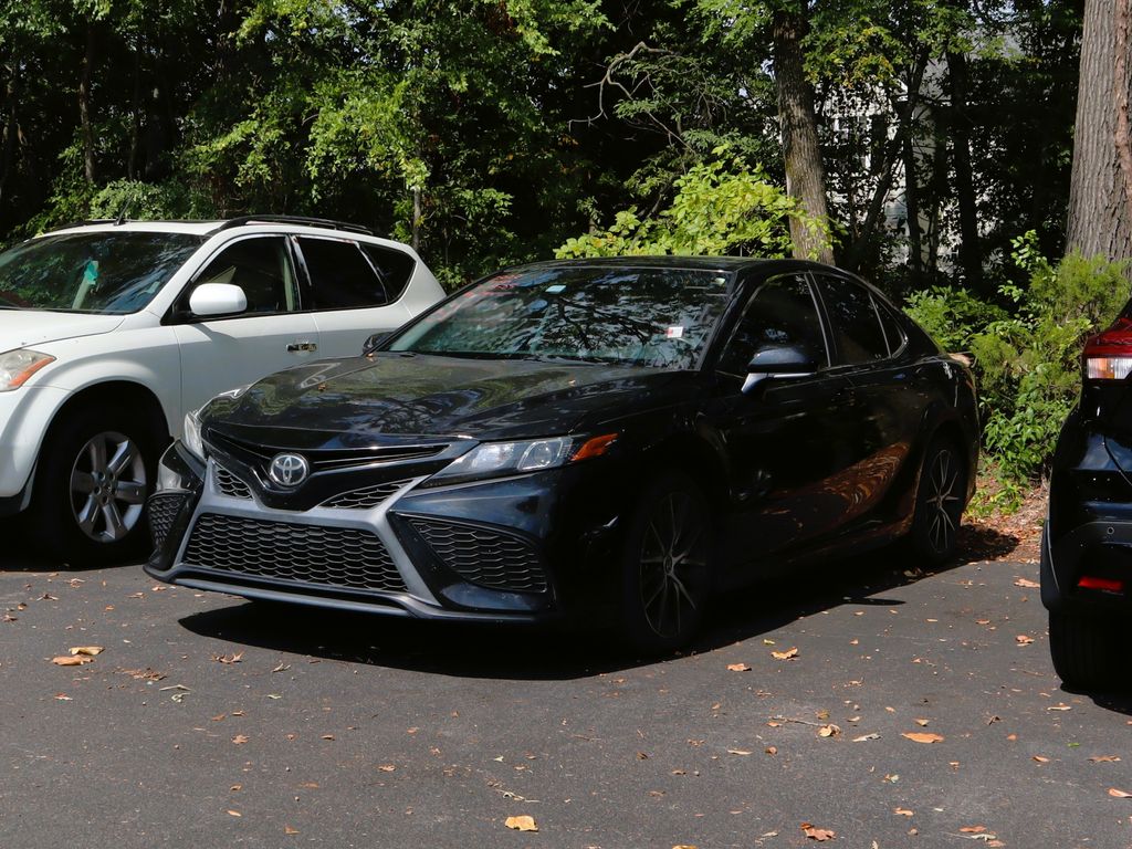 2022 Toyota Camry SE photo 2
