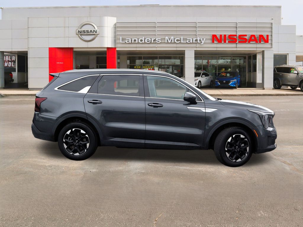 2024 Kia Sorento S photo 2