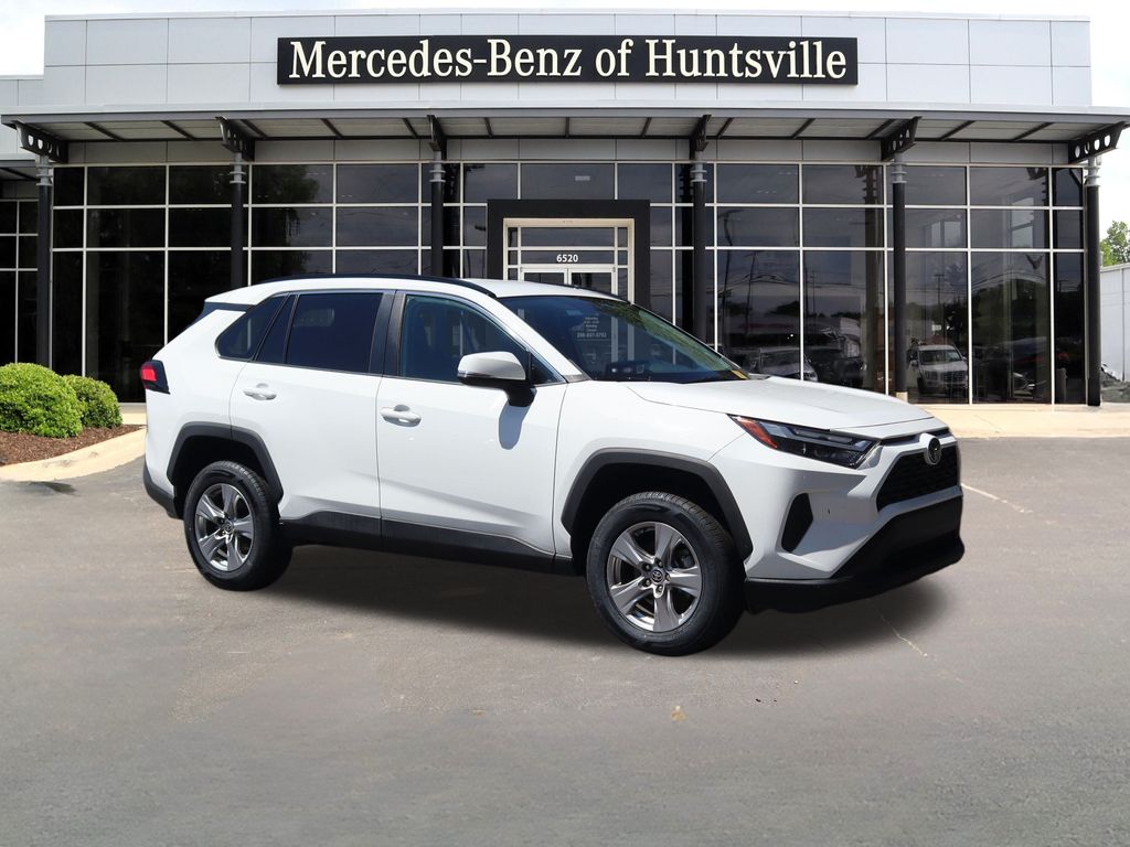 2023 Toyota RAV4 XLE's photo