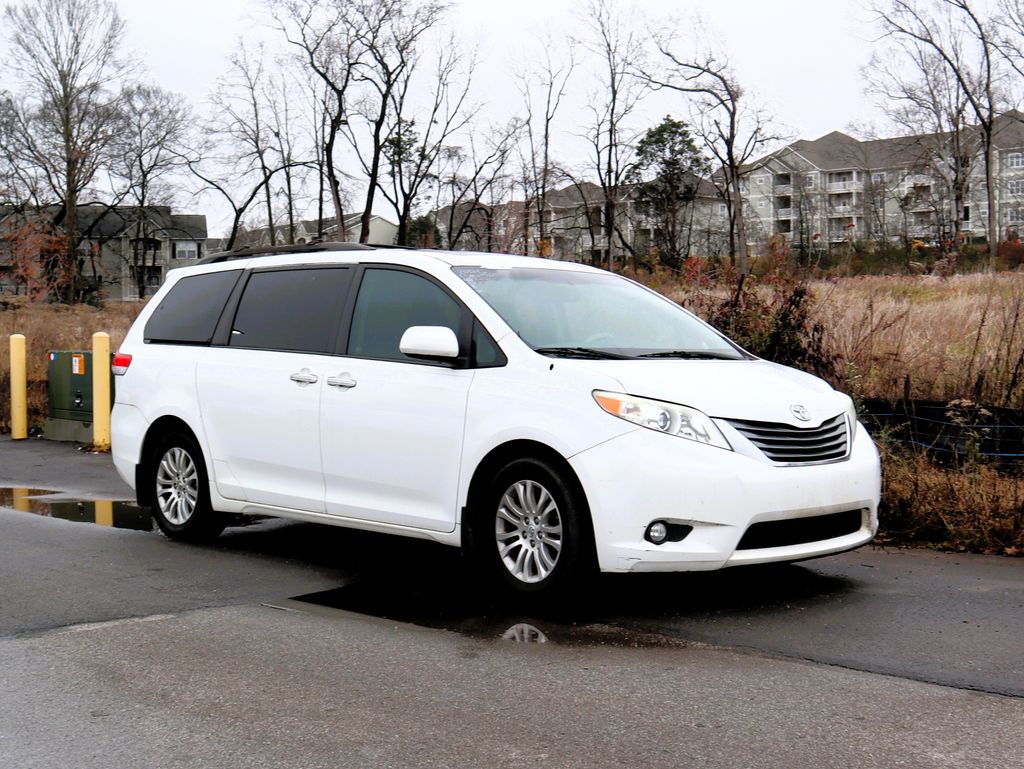 2012 Toyota Sienna XLE's photo