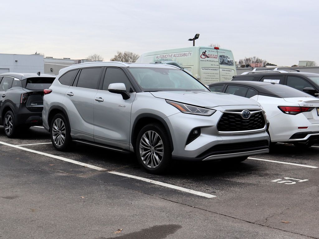 2021 Toyota Highlander Platinum's photo