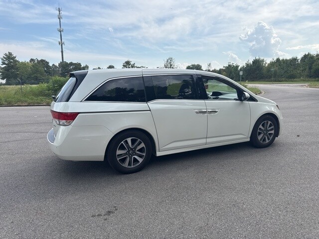 2017 Honda Odyssey Touring photo 3