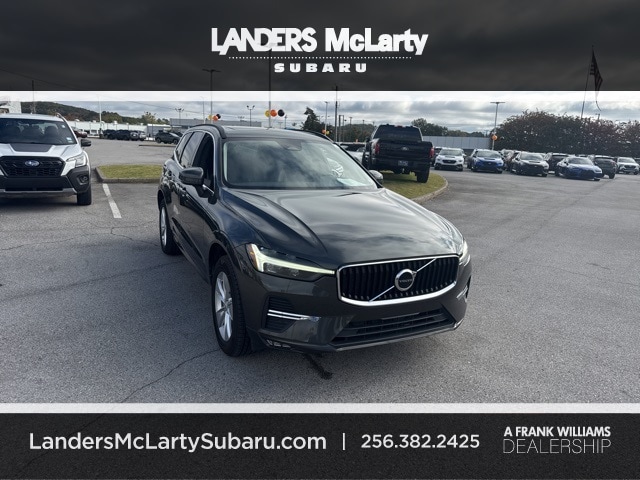 2022 Volvo XC60 Momentum's photo