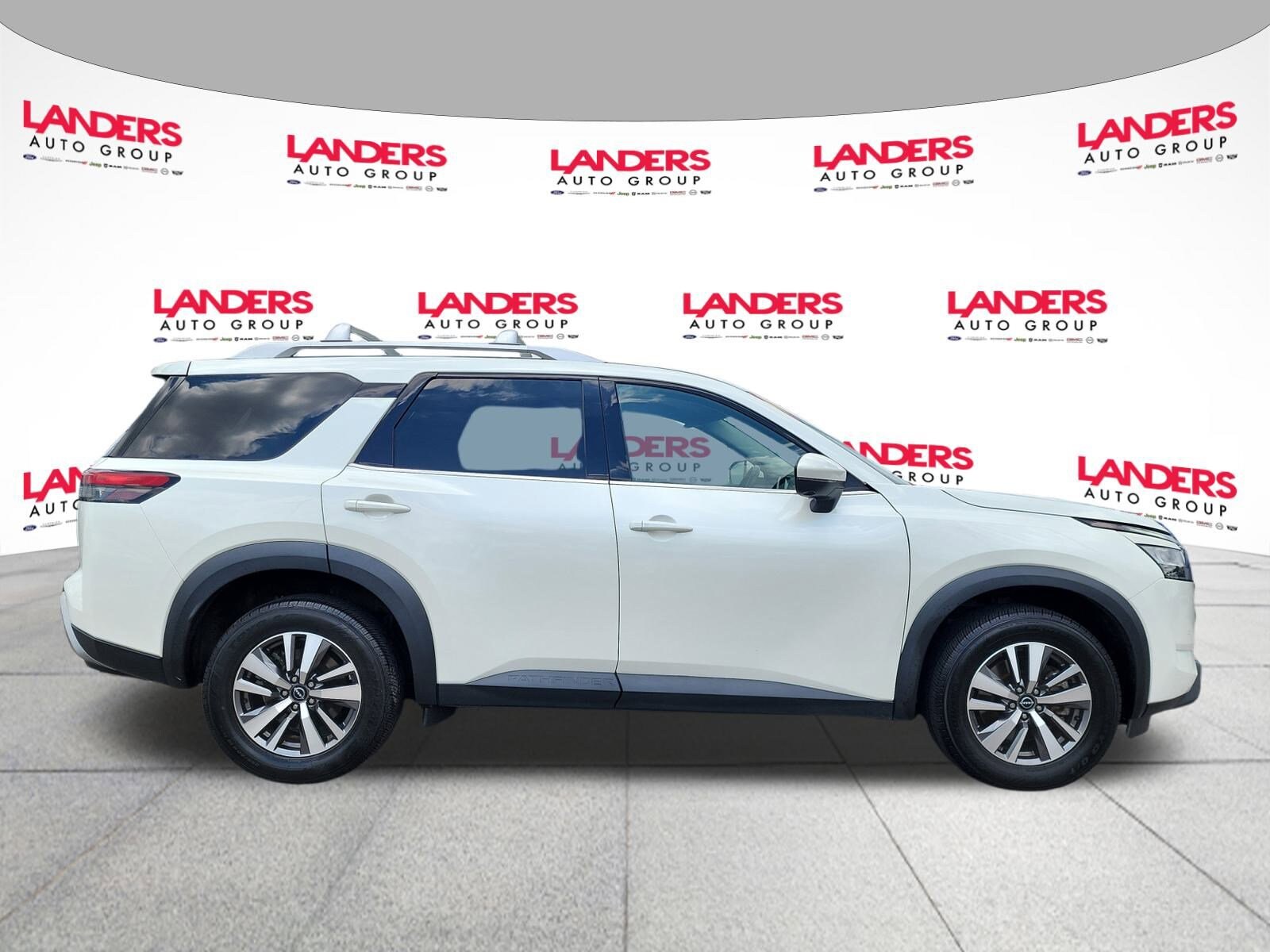 2023 Nissan Pathfinder SL photo 2