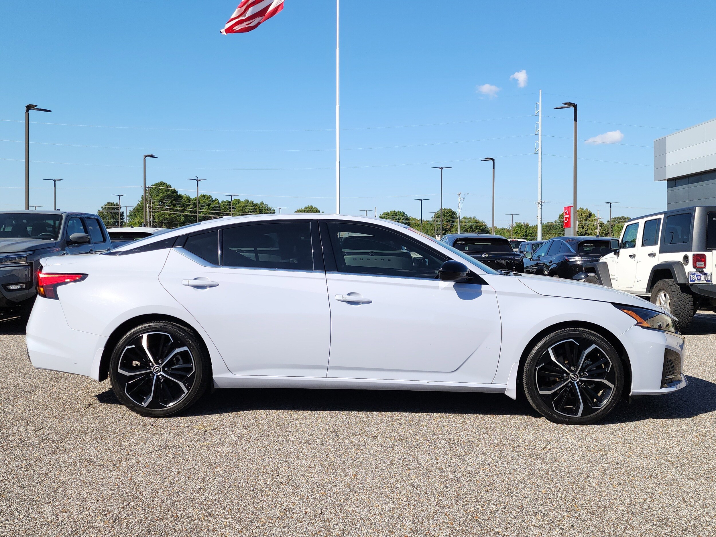2023 Nissan Altima 2.5 SR photo 2