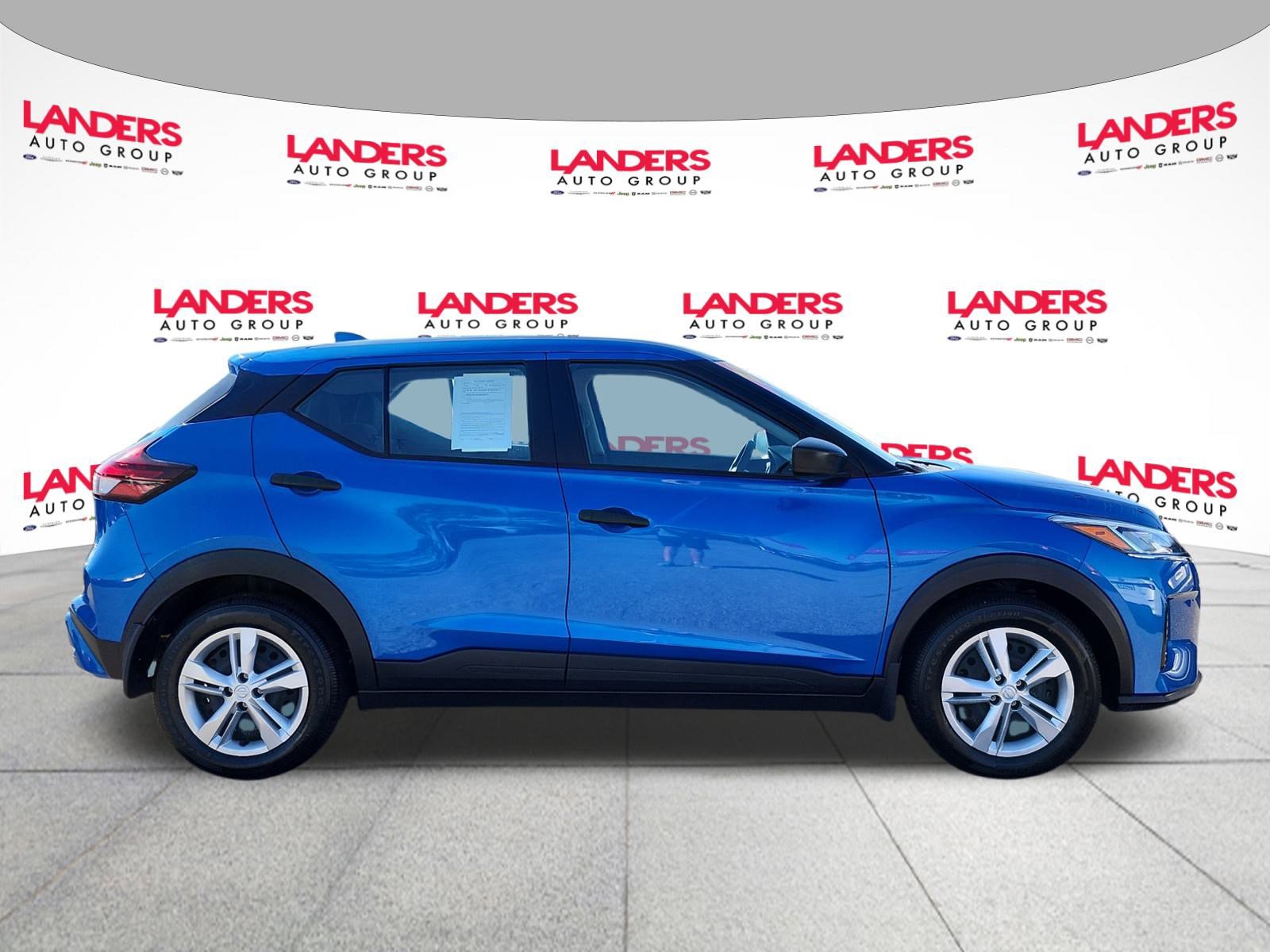 2025 Nissan Kicks Play S photo 2