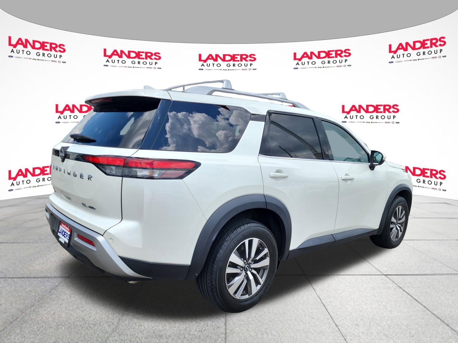 2023 Nissan Pathfinder SL photo 3
