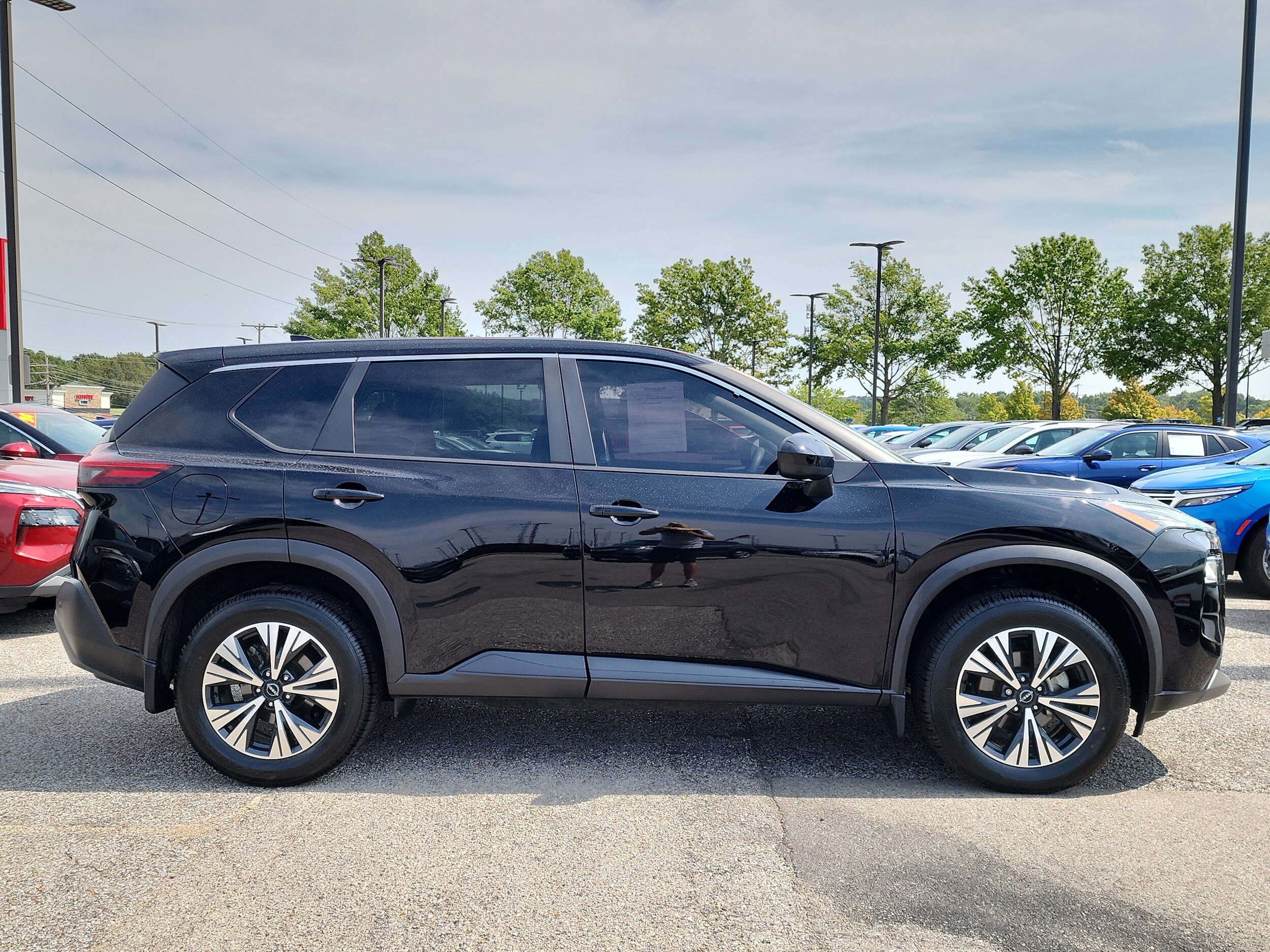 2023 Nissan Rogue SV photo 2