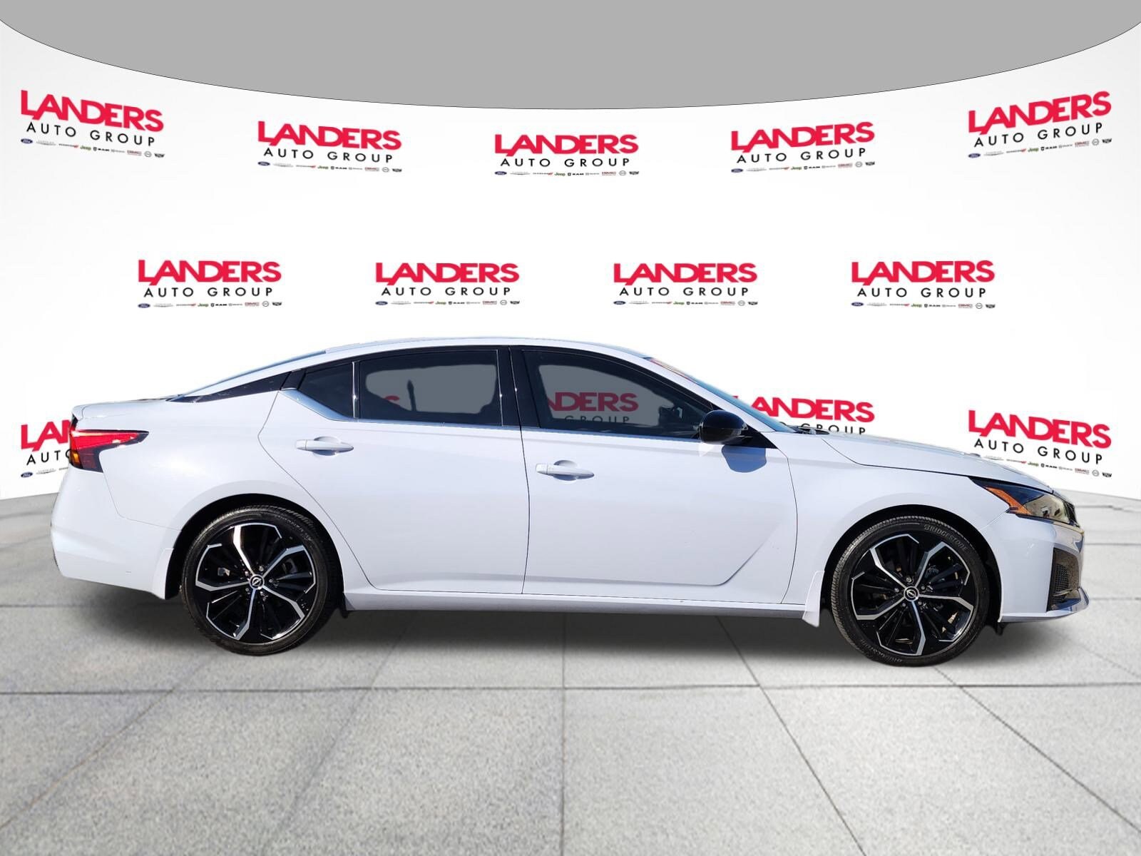 2023 Nissan Altima 2.5 SR photo 2
