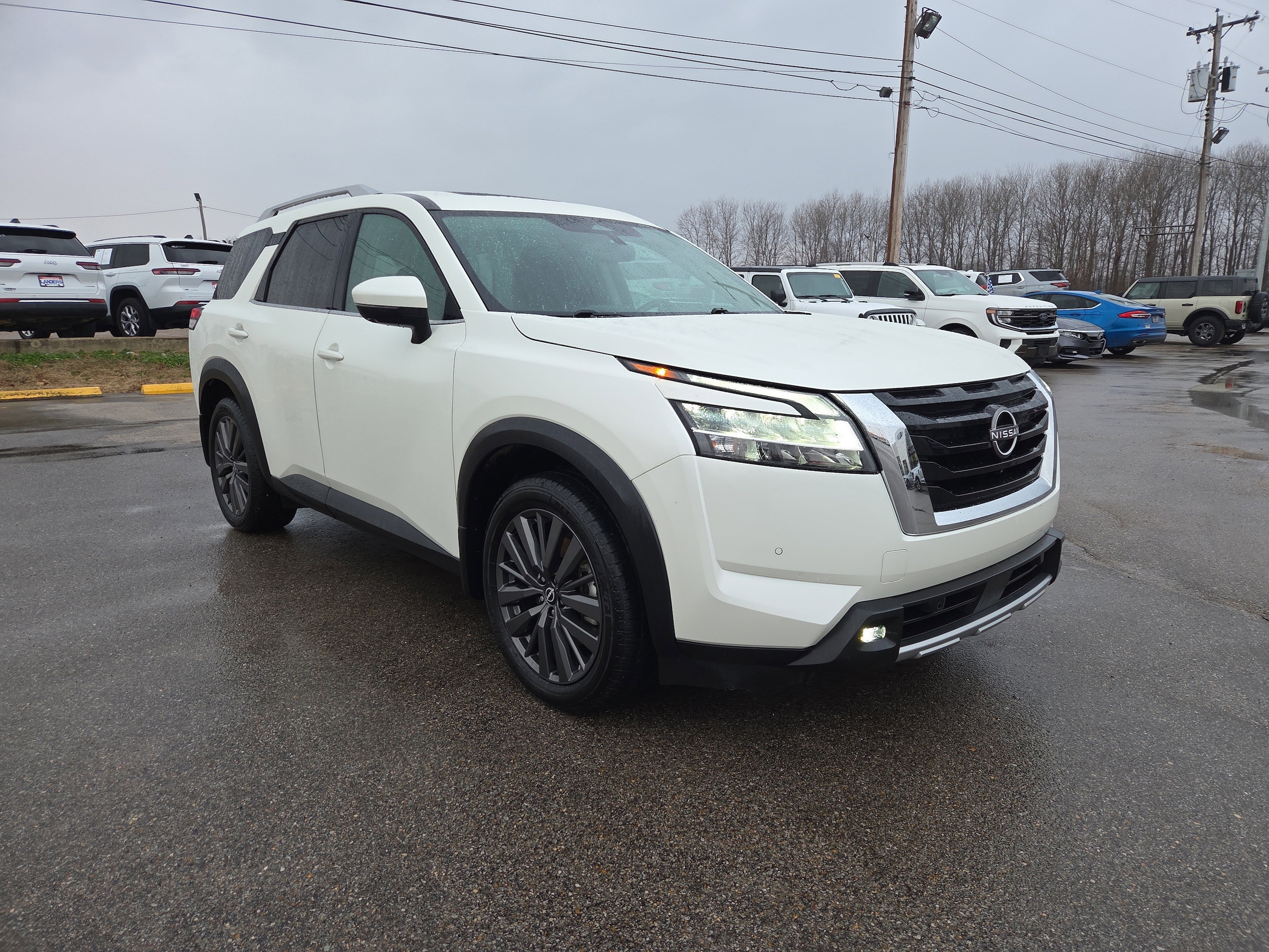 2022 Nissan Pathfinder SL's photo