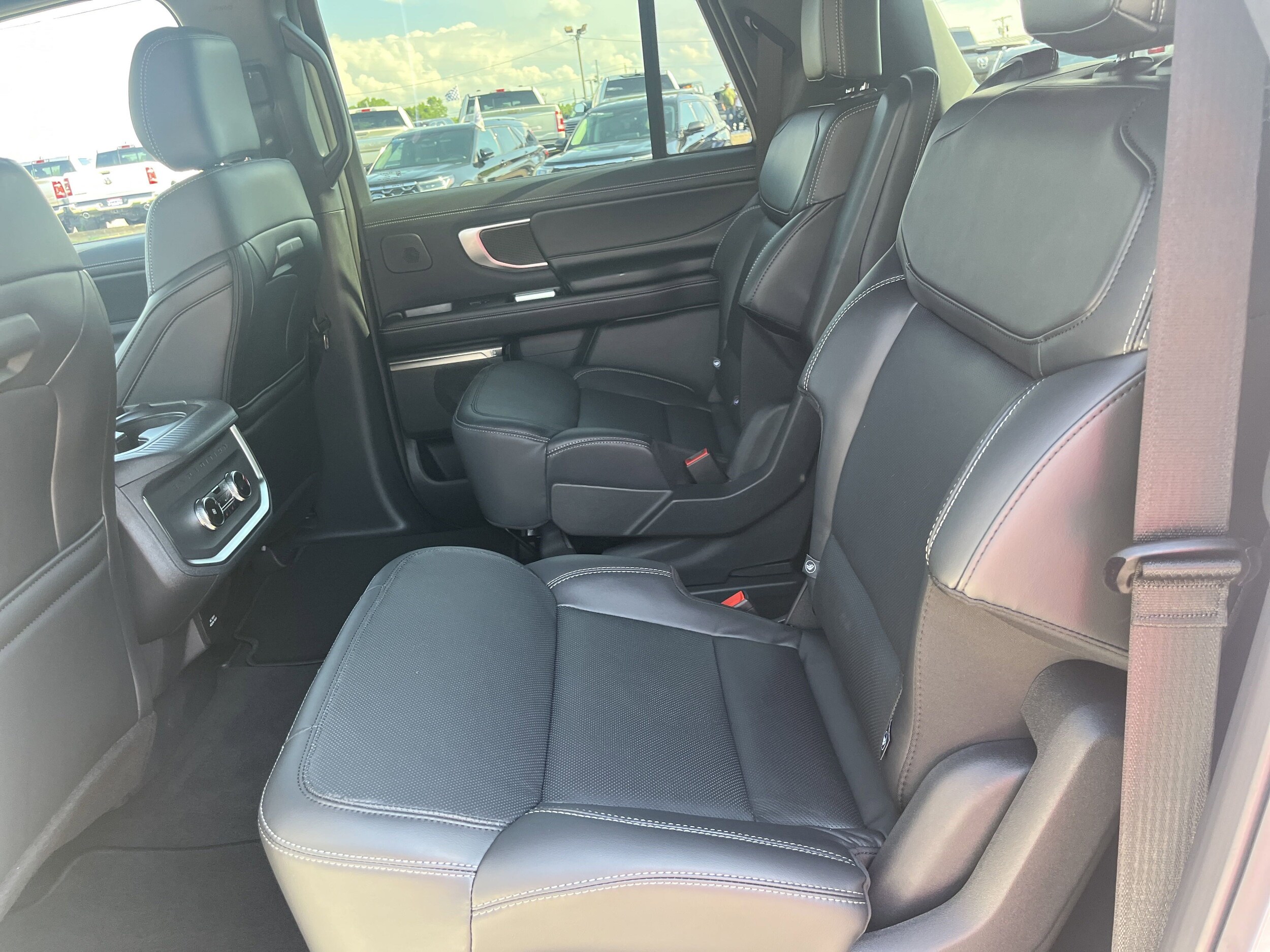 2025 Ford Expedition Platinum MAX photo 4