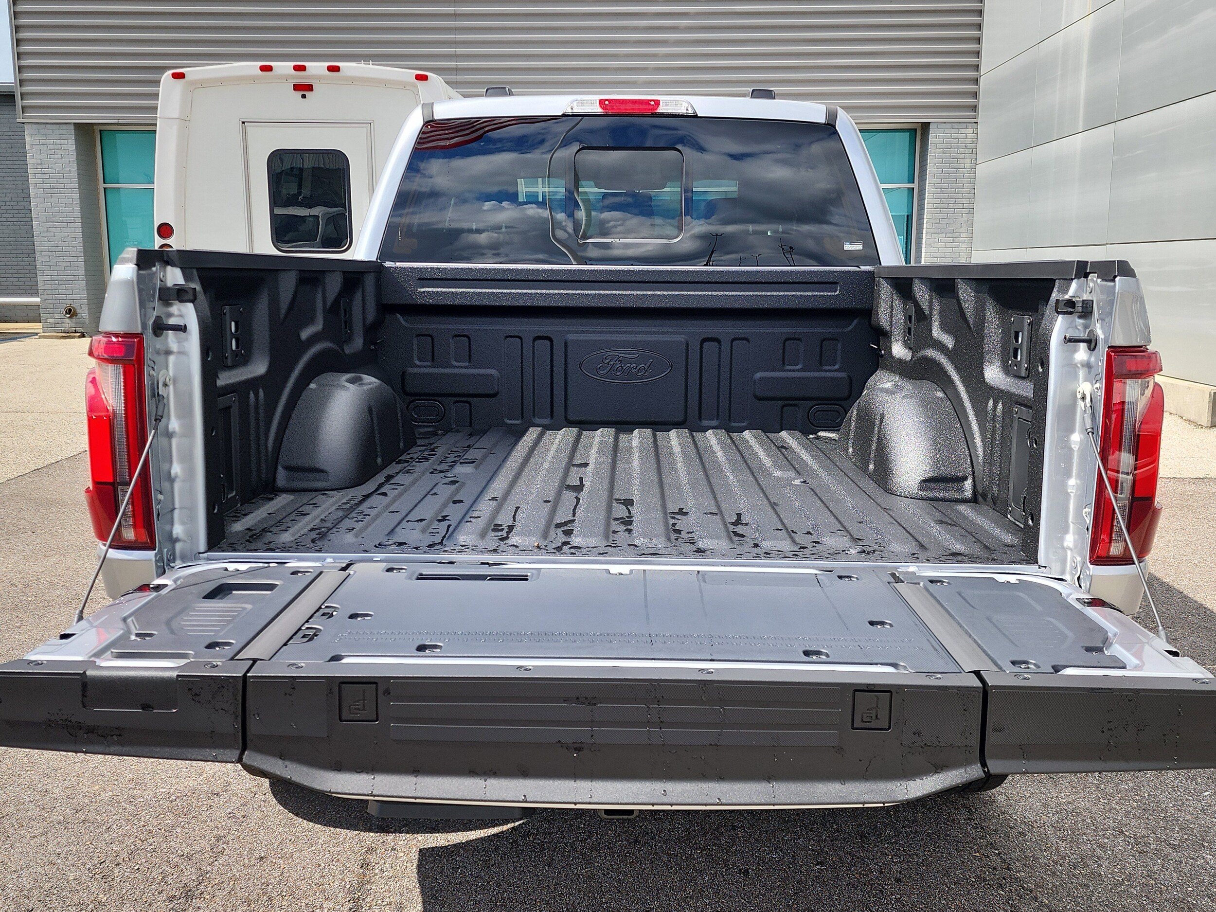 2025 Ford F-150 Lariat photo 4