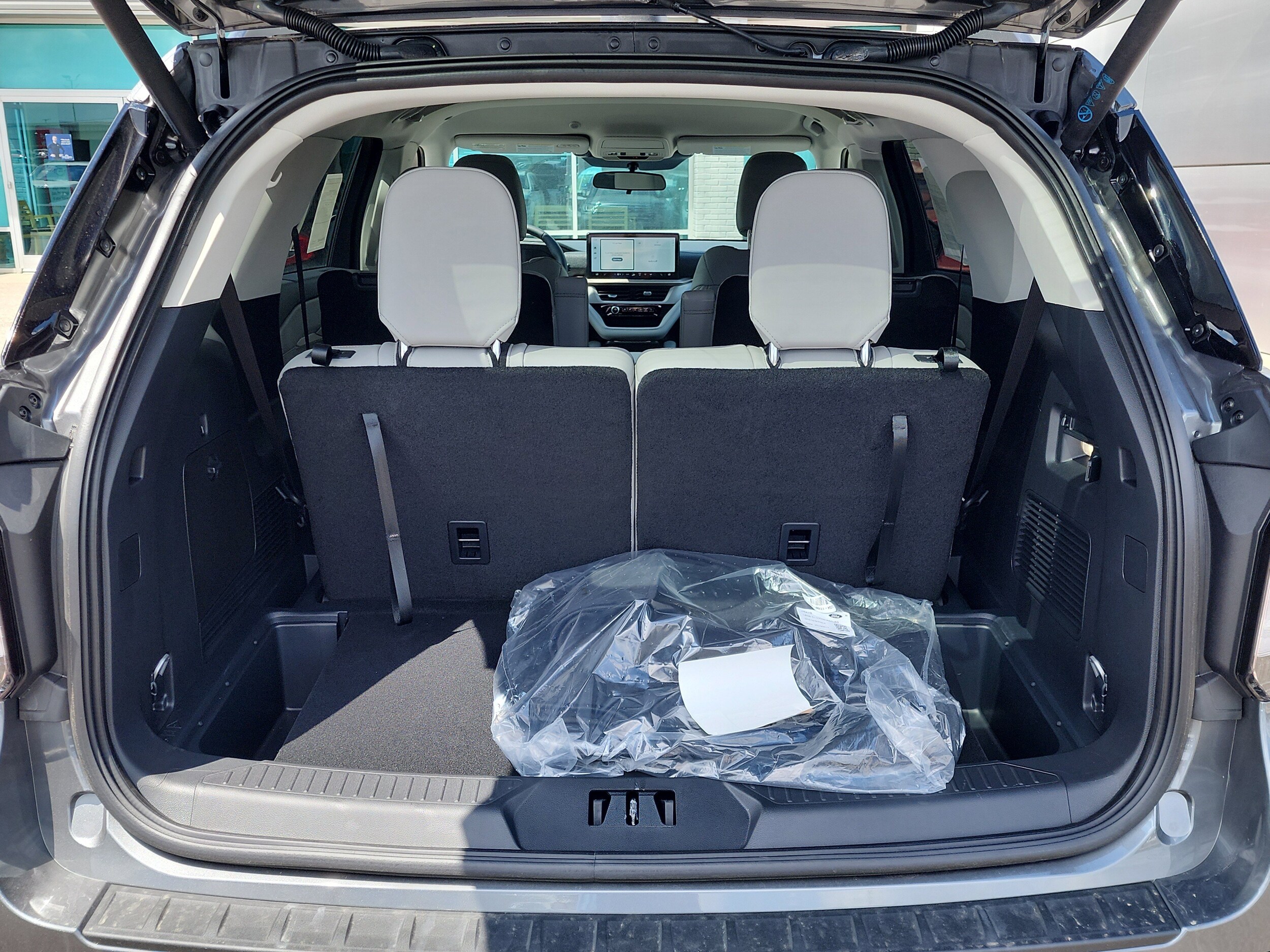 2025 Ford Explorer photo 2