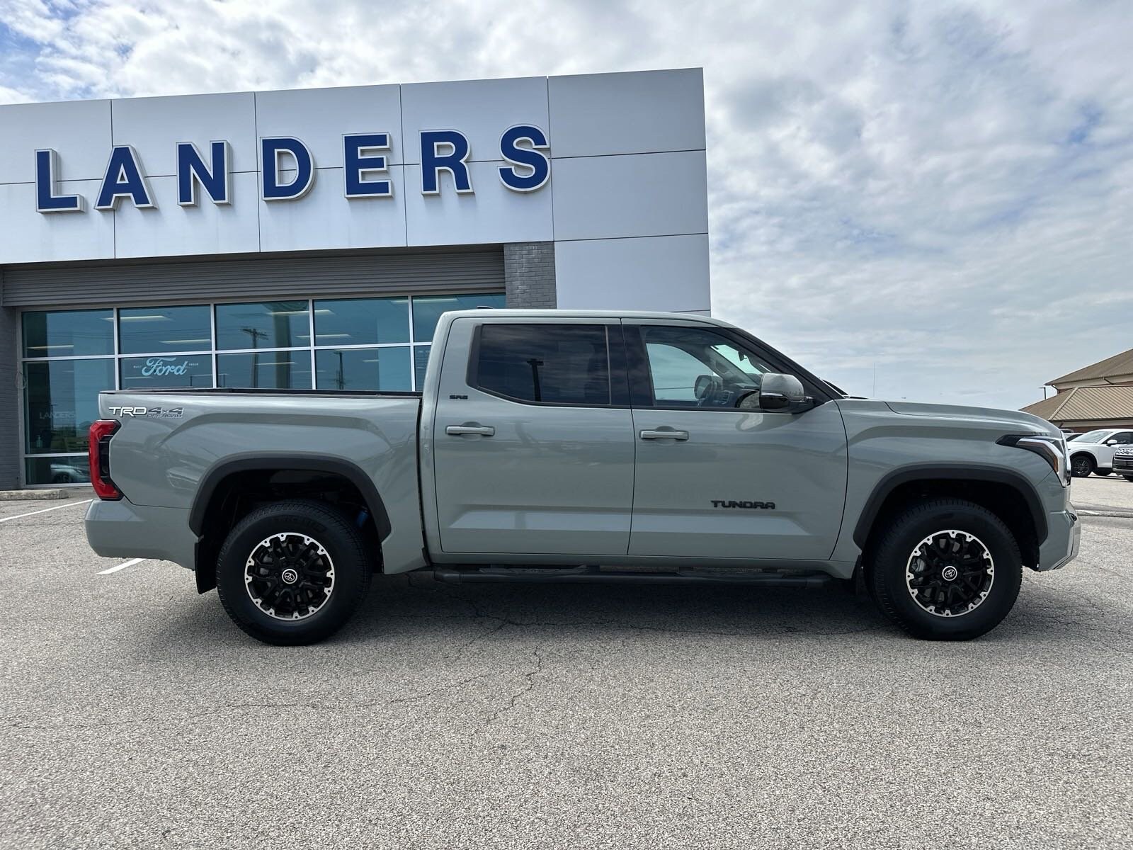 Used 2022 Toyota Tundra SR5 with VIN 5TFLA5DB7NX047141 for sale in Southaven, MS