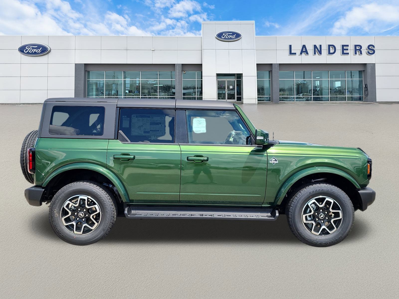 2025 Ford Bronco Outer Banks photo 2