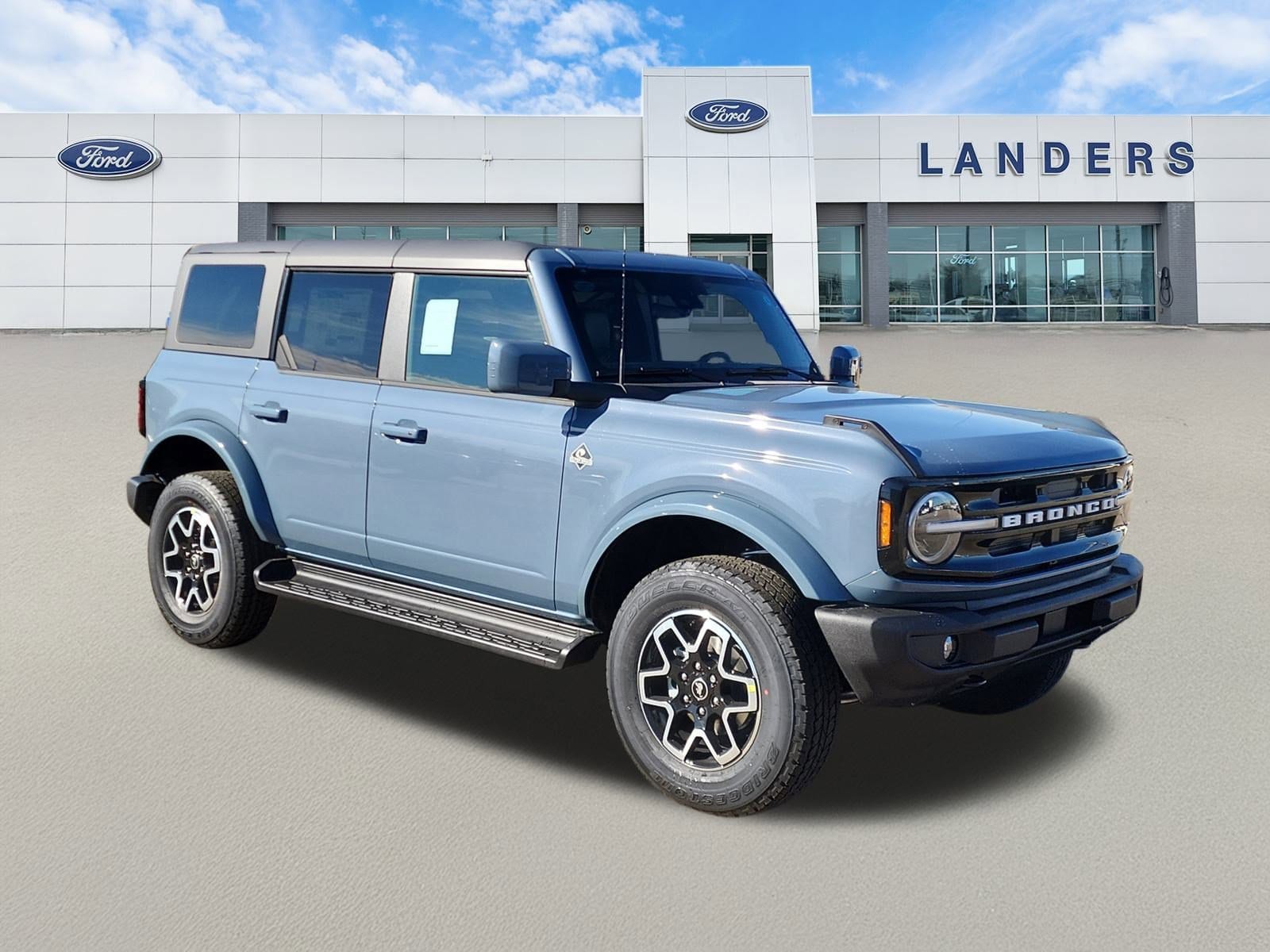 2025 Ford Bronco 4-Door Outer Banks's photo