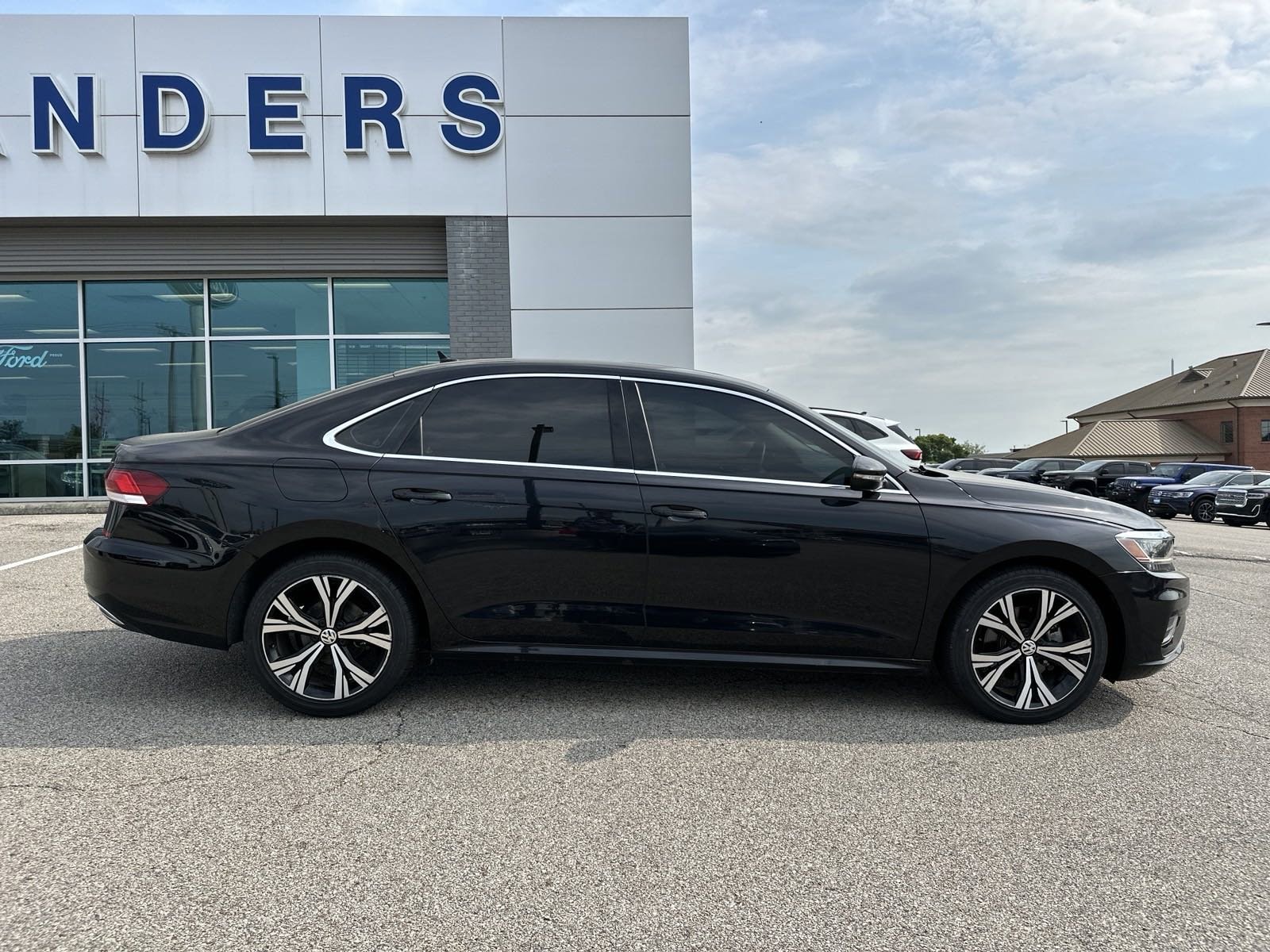 Used 2021 Volkswagen Passat SE with VIN 1VWSA7A34MC001435 for sale in Southaven, MS