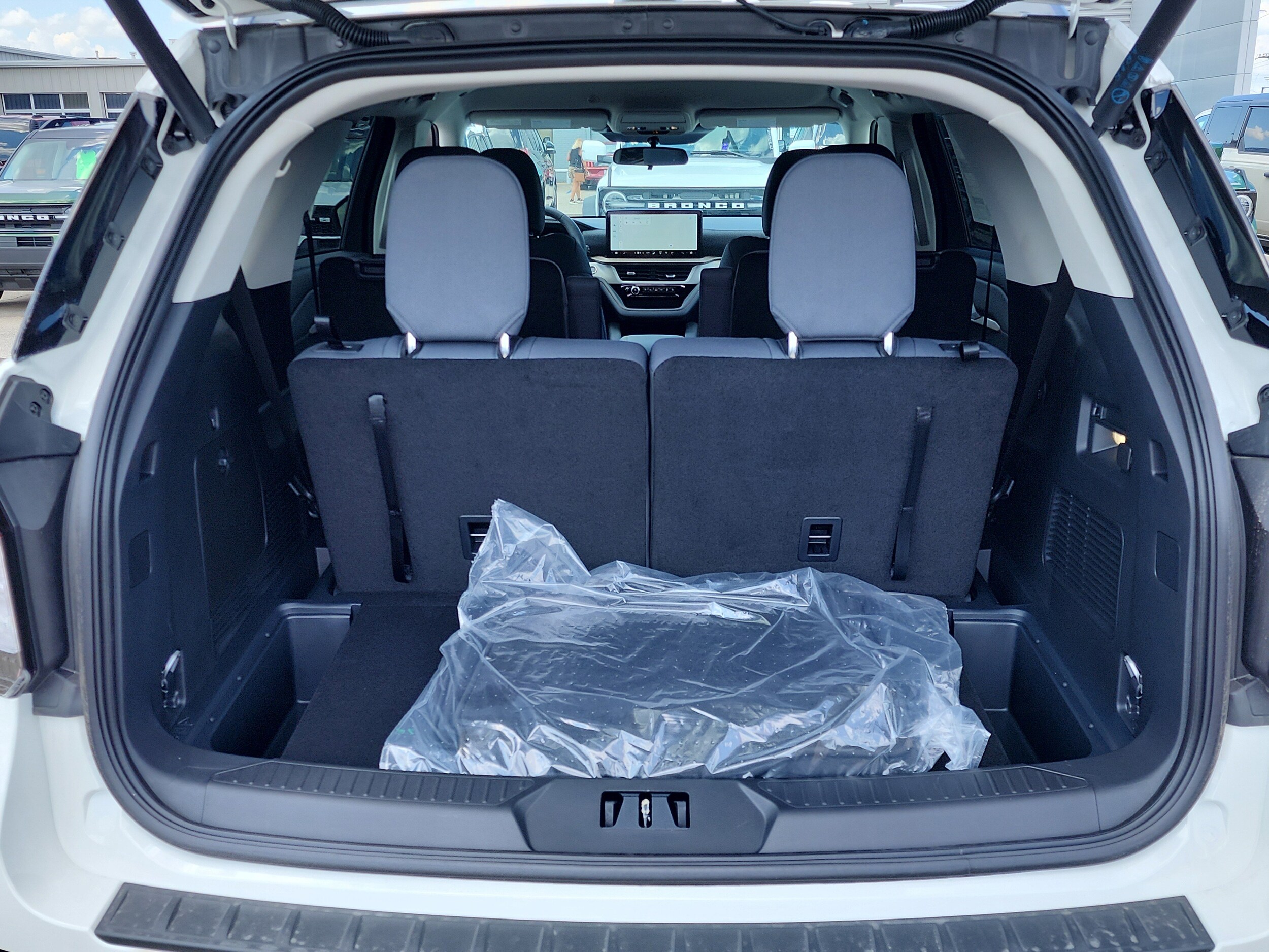 2025 Ford Explorer photo 4