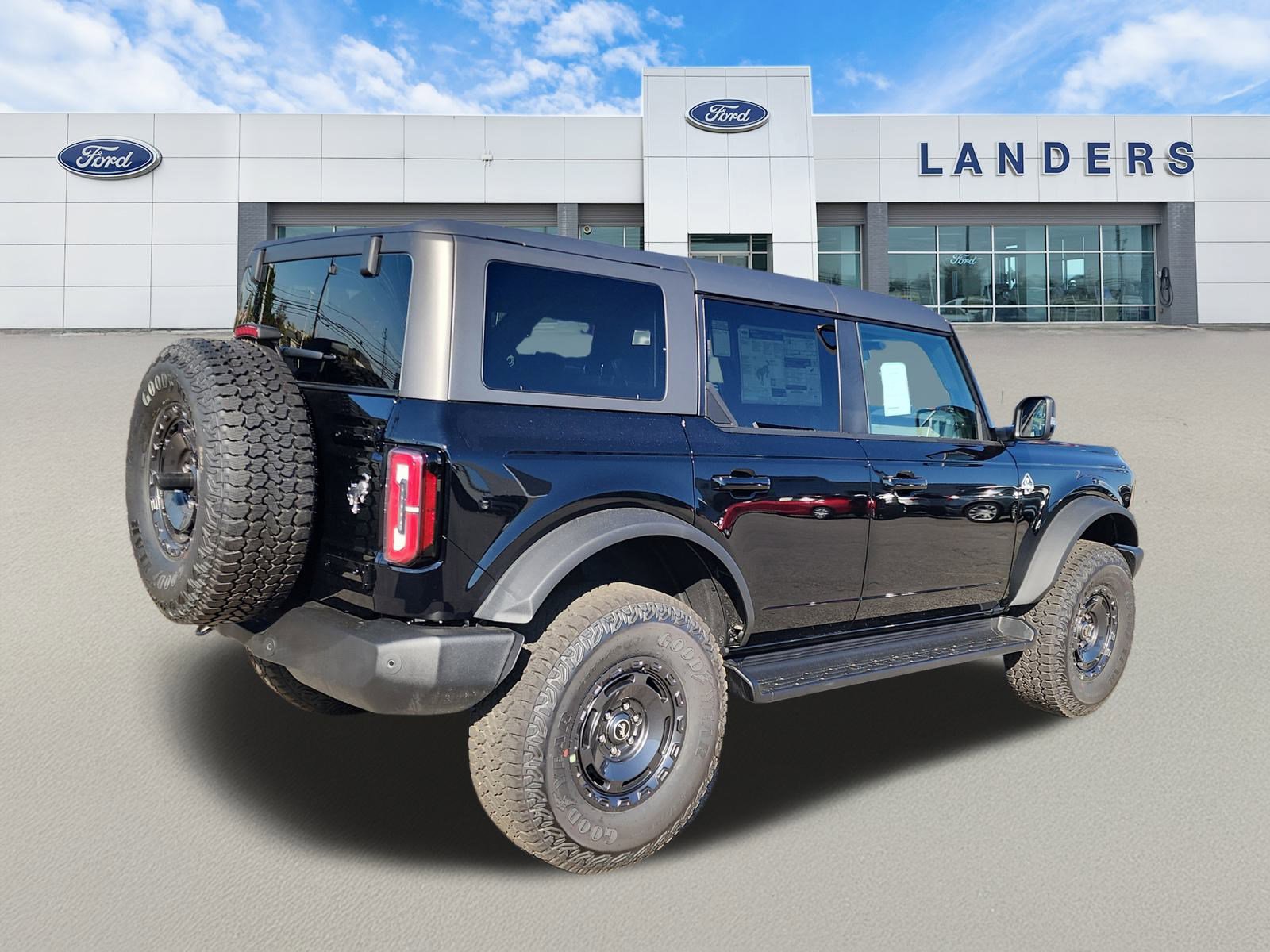 2025 Ford Bronco Outer Banks photo 3