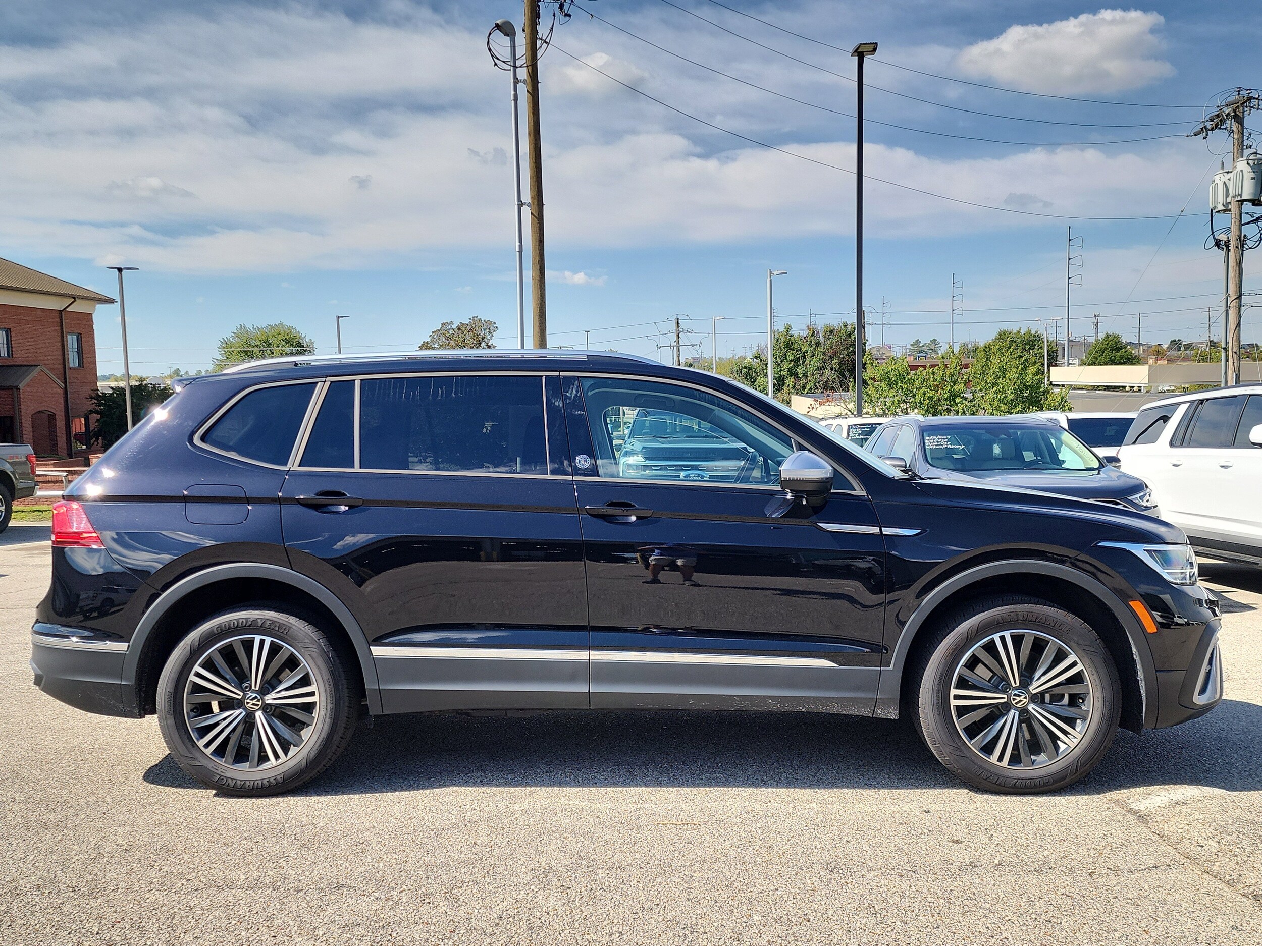 2024 Volkswagen Tiguan Wolfsburg Edition photo 2