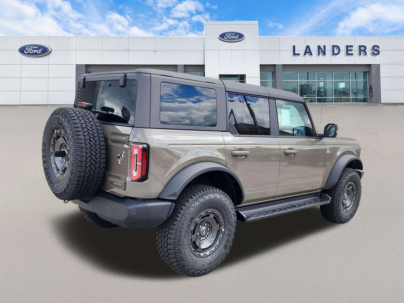 2025 Ford Bronco Outer Banks photo 2