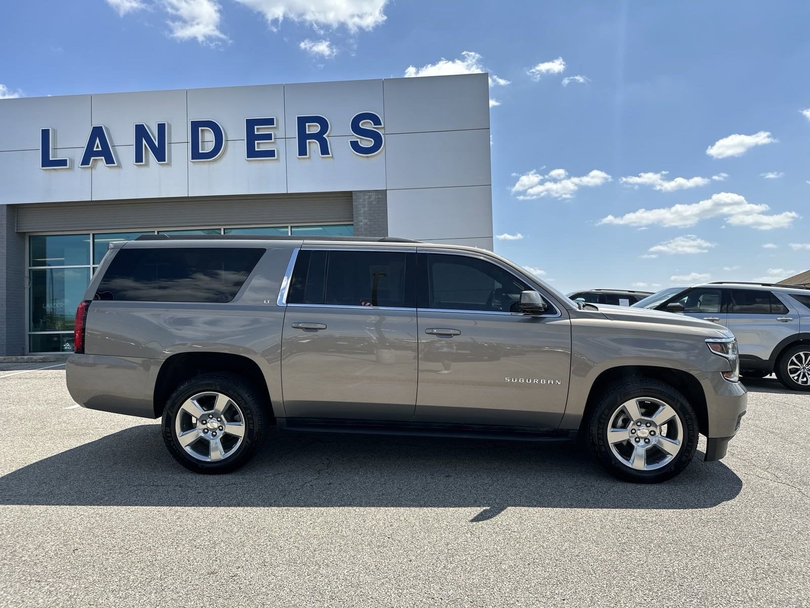 Used 2019 Chevrolet Suburban LT with VIN 1GNSKHKC5KR275636 for sale in Southaven, MS