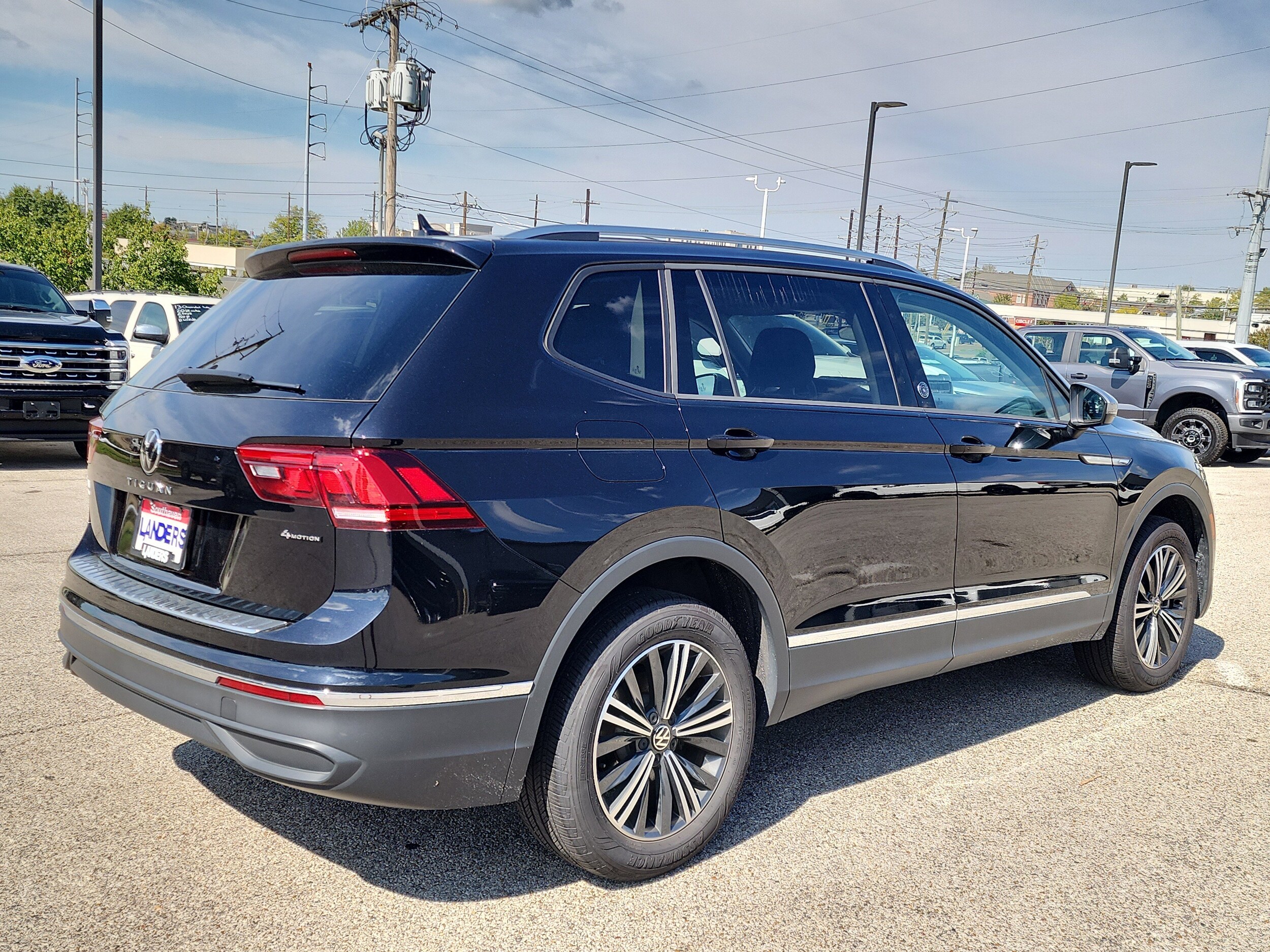 2024 Volkswagen Tiguan Wolfsburg Edition photo 3