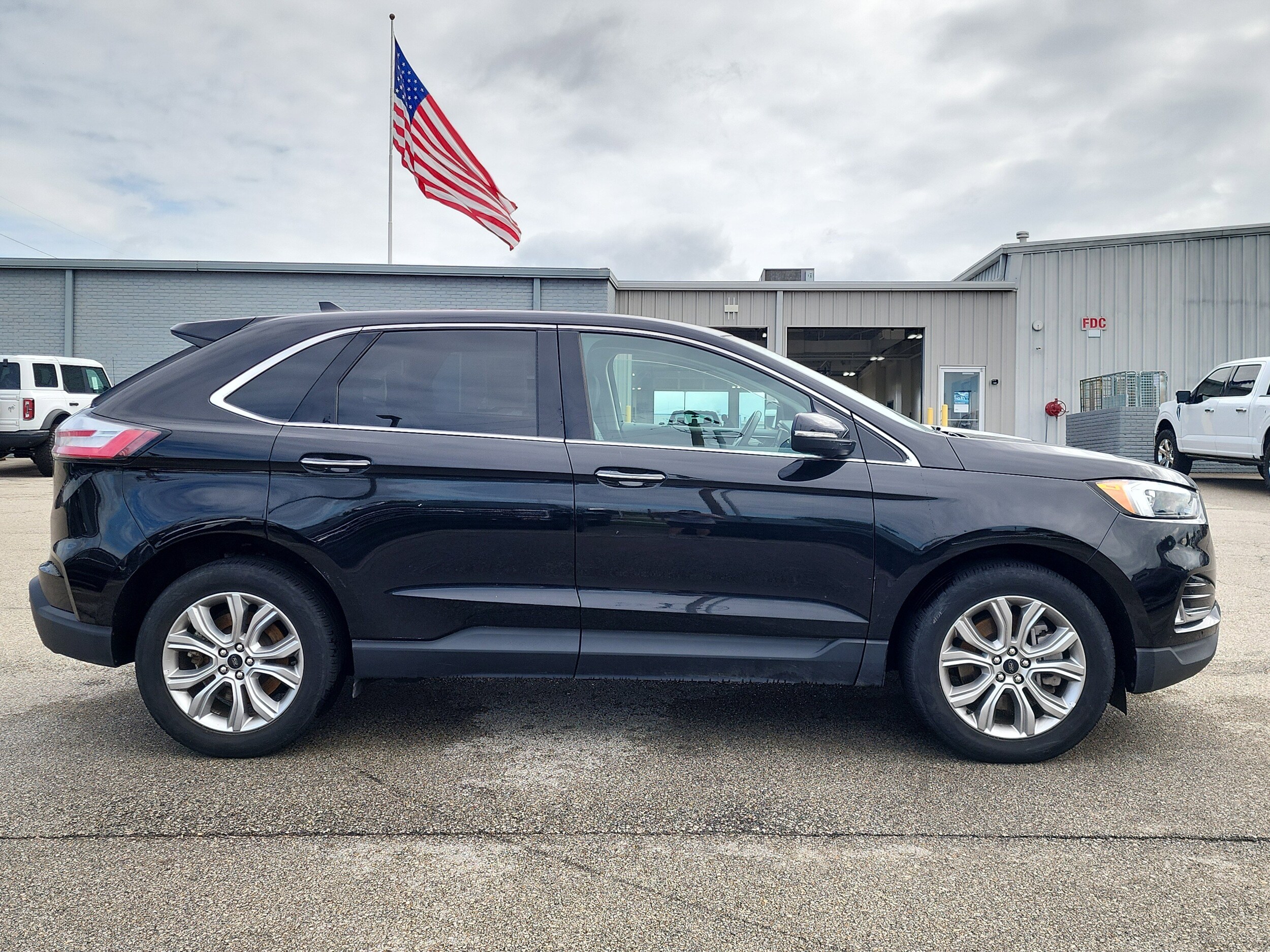 2023 Ford Edge Titanium photo 2