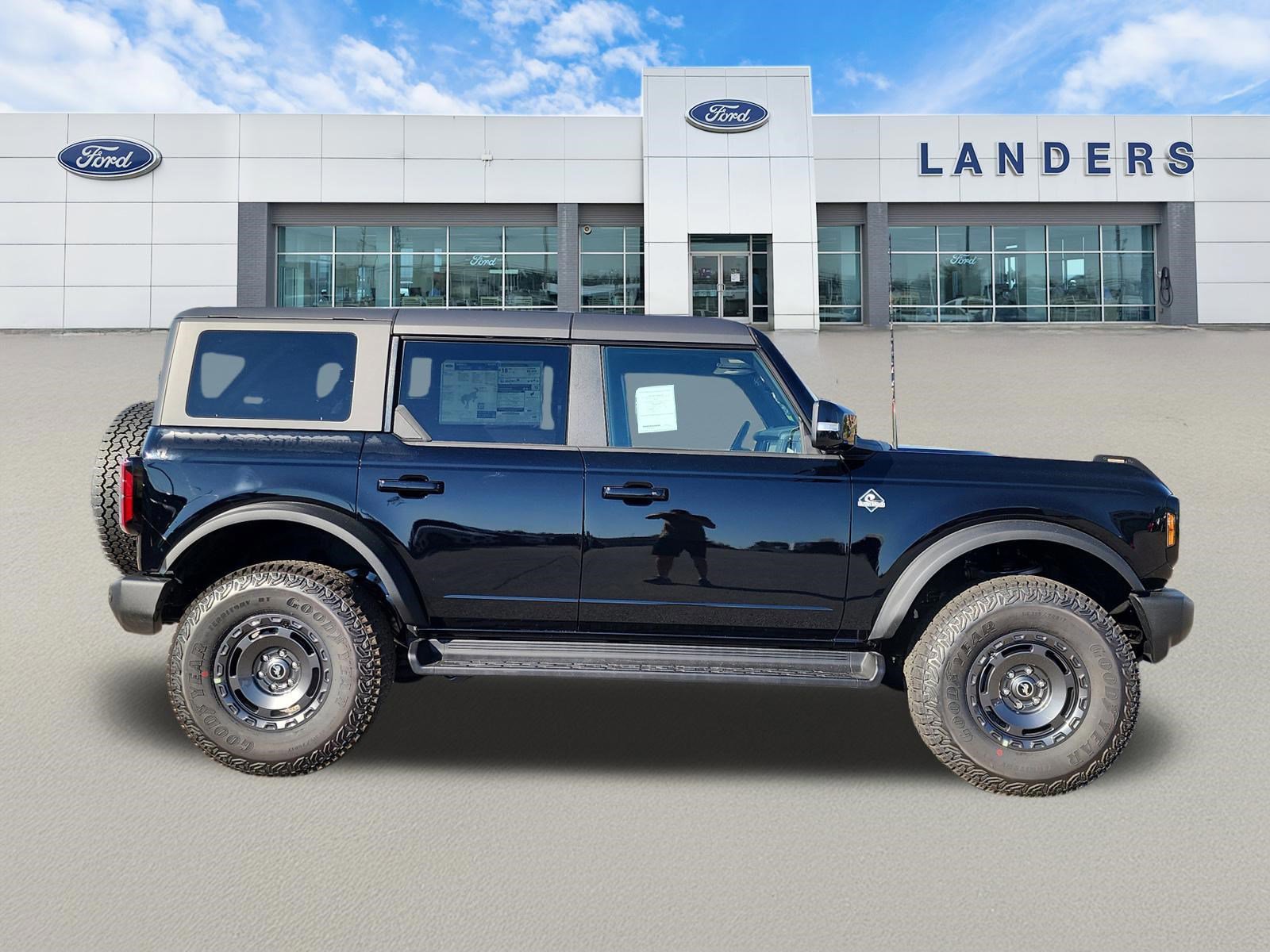 2025 Ford Bronco Outer Banks photo 2