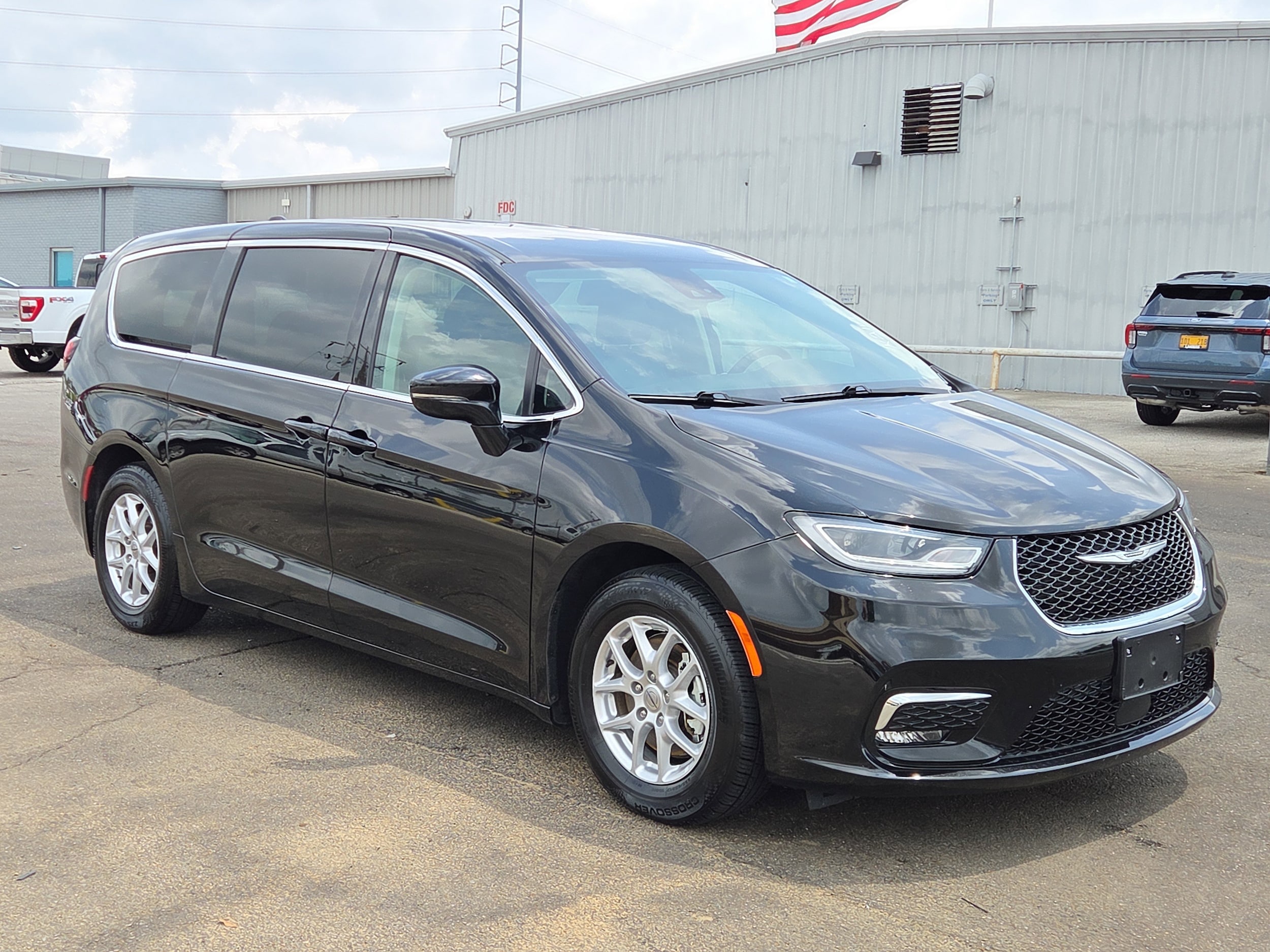 2024 Chrysler Pacifica Touring L's photo
