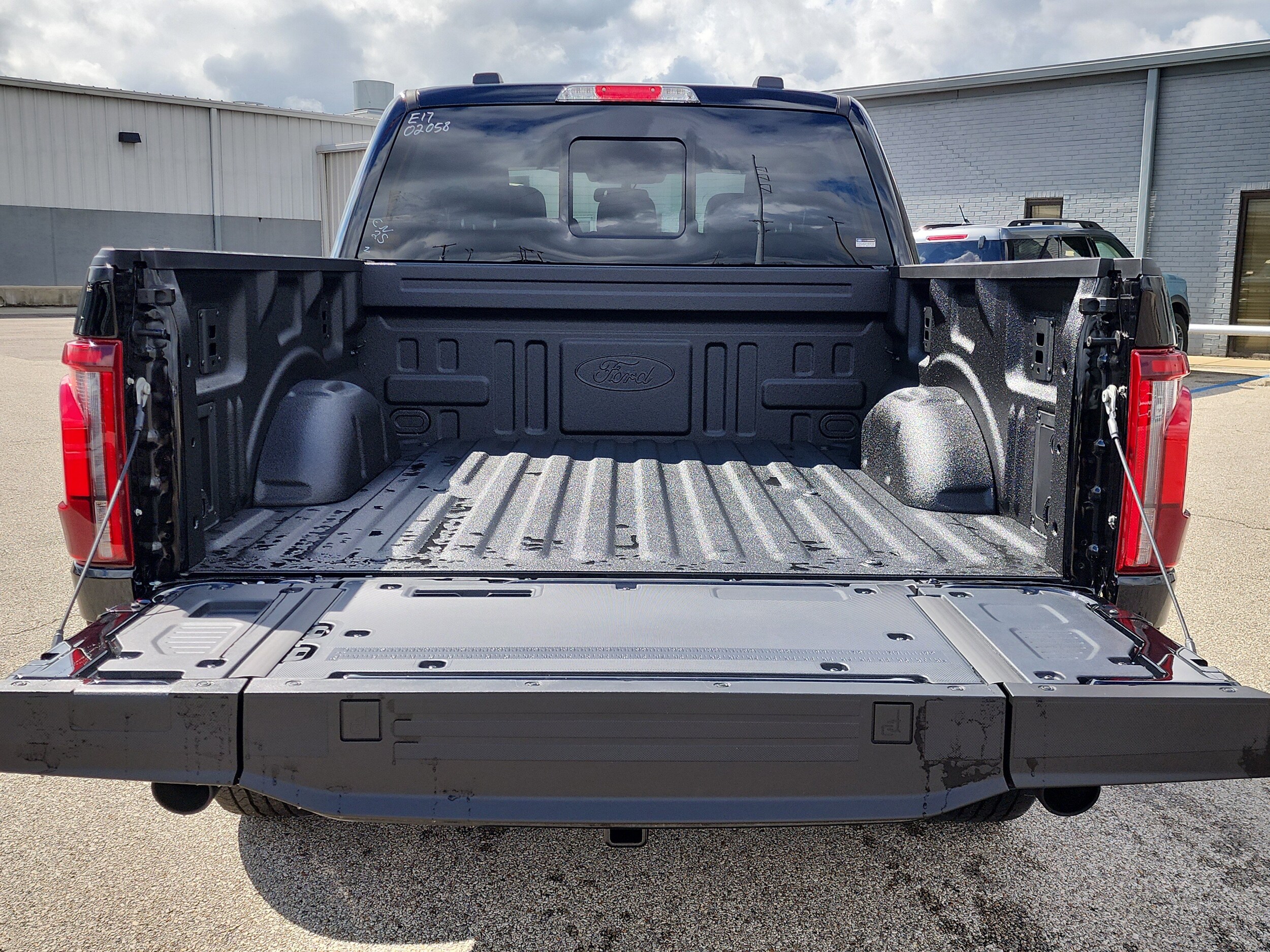 2025 Ford F-150 Lariat photo 4